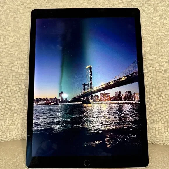 Apple iPad Pro 12.9-inch (2nd generation) A1670 64 GB, Wi-Fi, 12.9 in - Space... - Picture 7 of 7